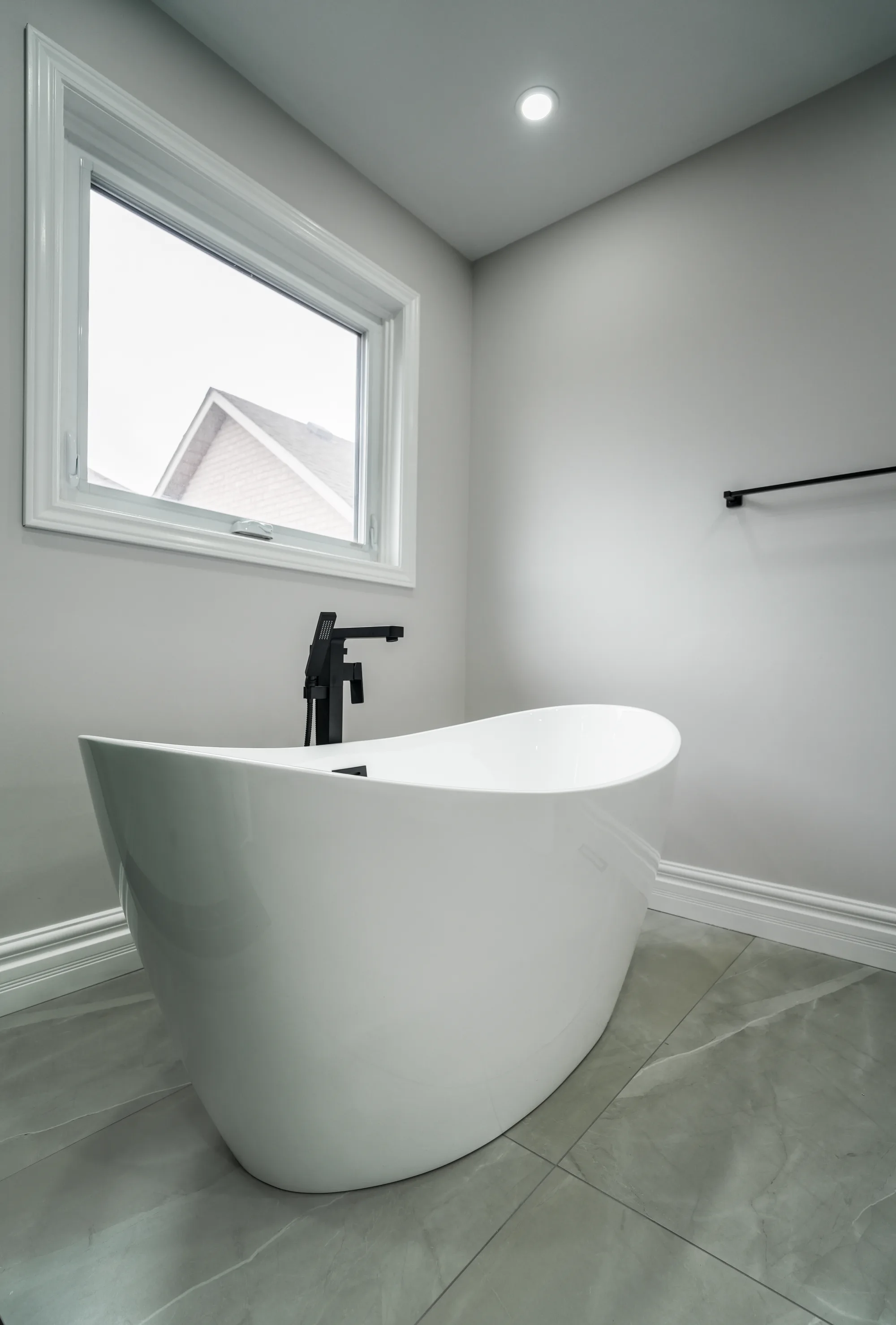 Freestanding tub in a bright, space-efficient layout